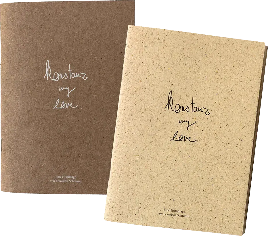 Zwei Hefte „Konstanz my love“, eines auf hellem Graspapier, eines auf dunklerem Silphiepapier