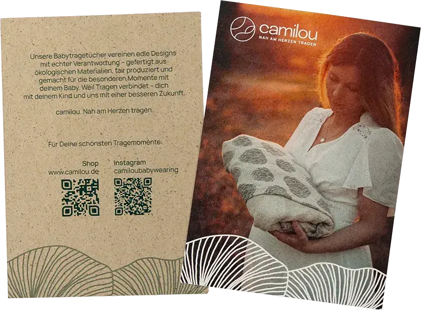 Postkarte mit Foto einer Frau in Abendlicht und Textrückseite auf Graspapier